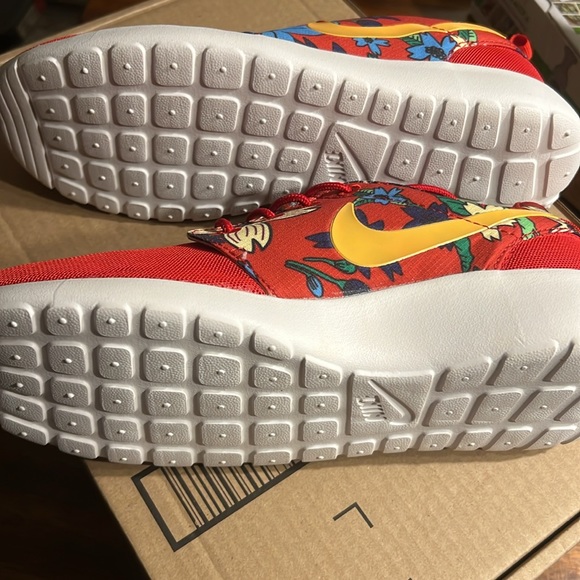 Deadstock Women’s Nike Roshe Run Aloha Hawaiian Print.New with tags, NO BOX. - Picture 4 of 5